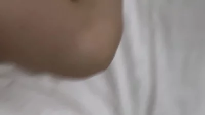[原创] 深圳高颜值夫妻3P老公亲自把美妻腿分开邀请单男插入